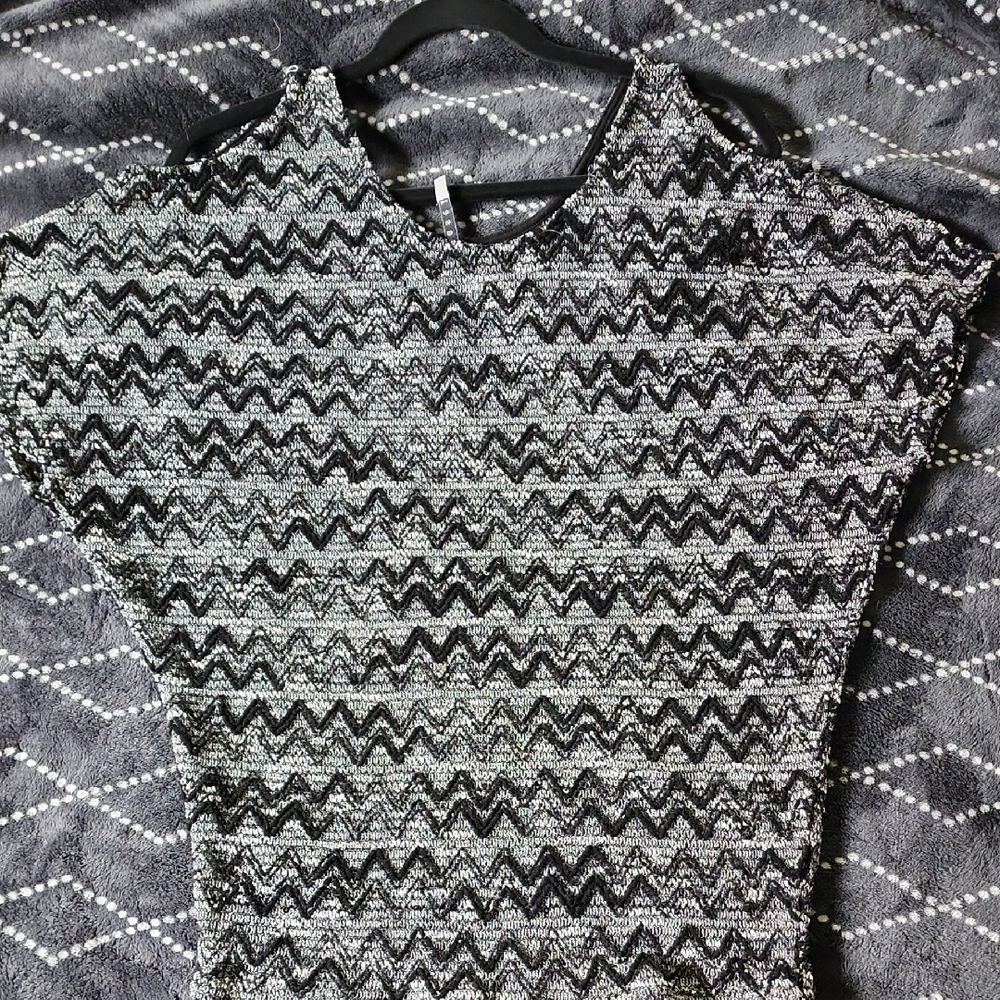 Black and White Zigzag Patterned Top